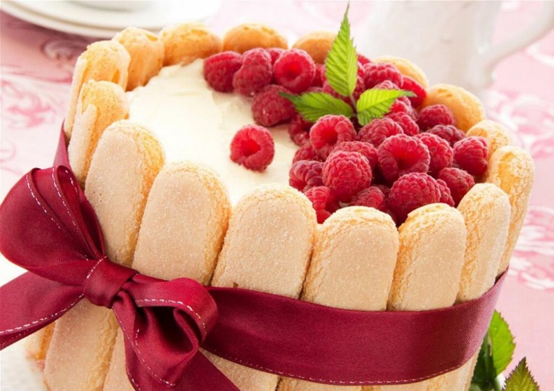 Exquisite picture of red raspberry cake
