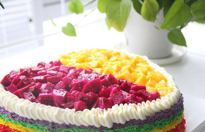Exquisite fruit rainbow cake picture