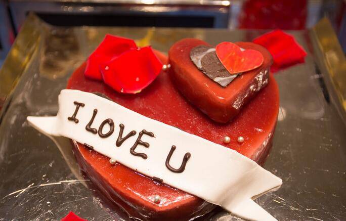 Valentine's Day romantic heart-shaped cake picture