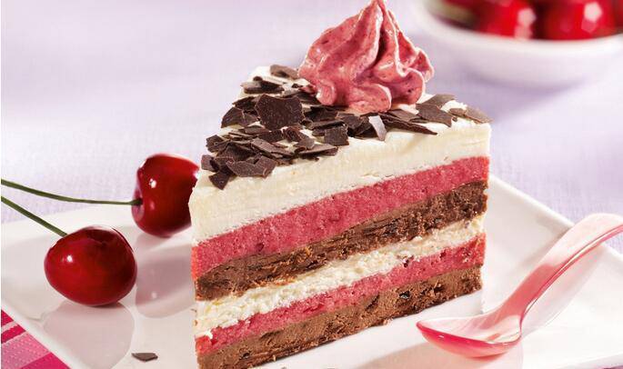 Exquisite pictures of chocolate cherry cake