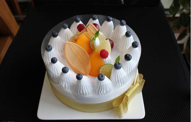 Picture of a sweet and smooth fruit cream cake