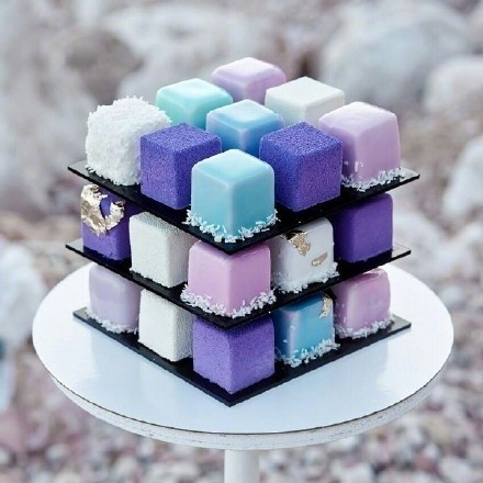 Exquisite and delicious Rubik's cube cake