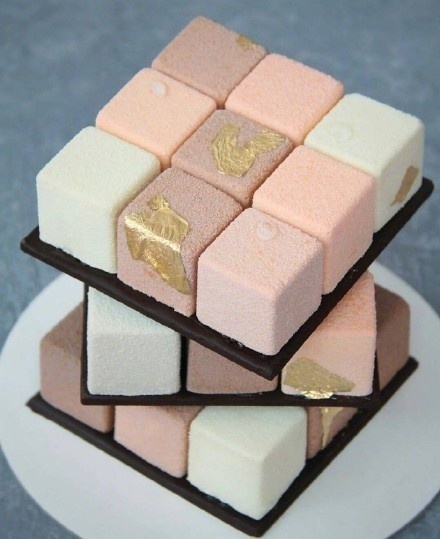 Exquisite and delicious Rubik's cube cake