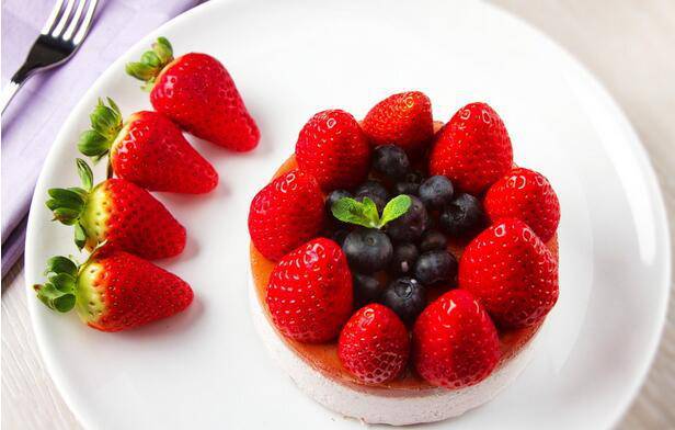 Picture of a circular strawberry fruit cake
