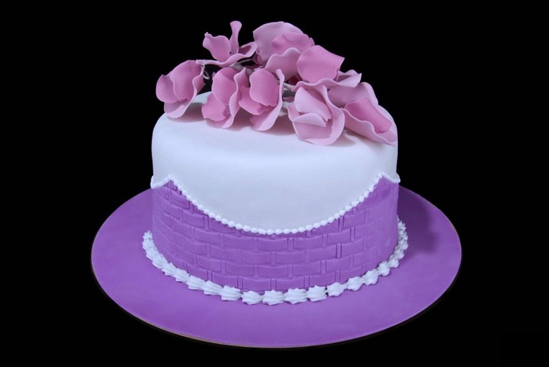 Picture of a uniquely styled sugar flipping cake