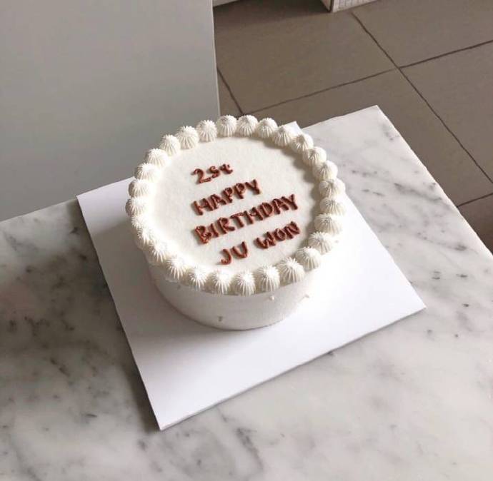 I prefer this cute minimalist cake