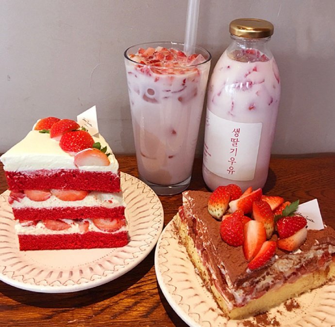 Slowturble, a strawberry dessert shop in South Korea