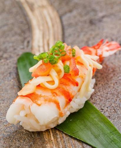 Experience the natural taste of Japanese sushi with pictures
