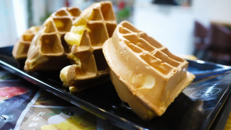 Delicious and delicious dessert waffles picture