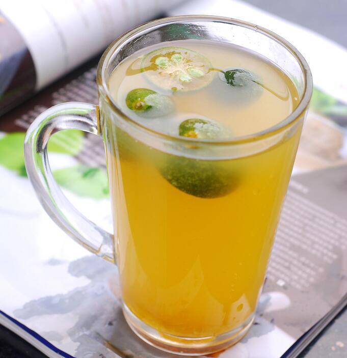 Picture of a cool and refreshing green orange and lemon drink to relieve heat
