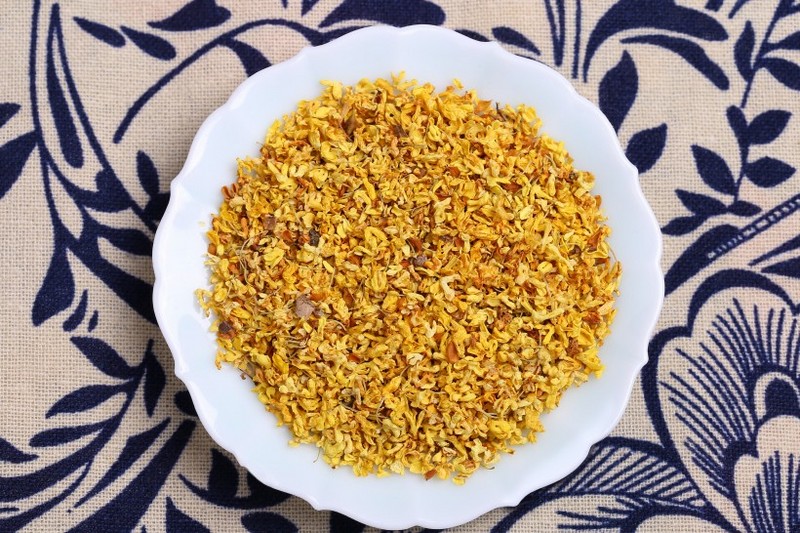 Picture of golden dried chrysanthemum tea