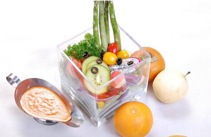 A picture of a nutritious and healthy fruit and vegetable salad