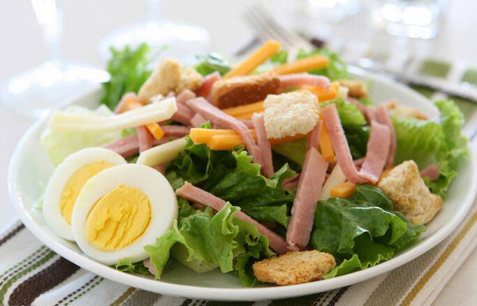 Picture of a refreshing and delicious egg, ham, and vegetable salad