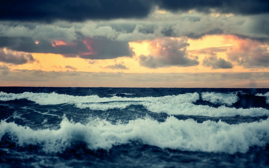 The wallpaper pictures of the ocean and waves are magnificent and imposing