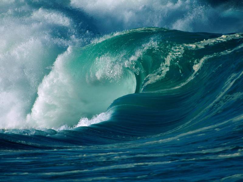 The dreamy blue waves of the ocean are beautiful wallpapers
