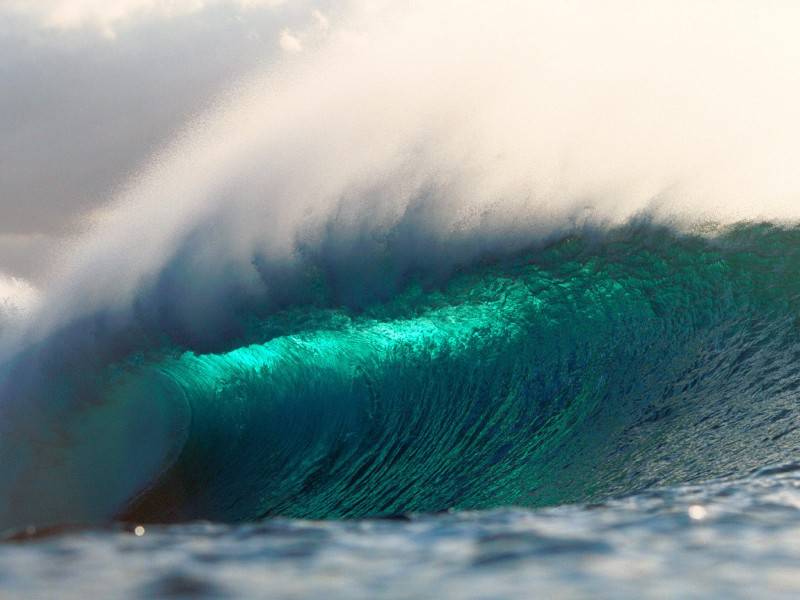 The dreamy blue waves of the ocean are beautiful wallpapers