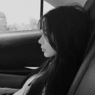 A girl's indifferent QQ black and white avatar feels sad, experiencing all the loneliness alone