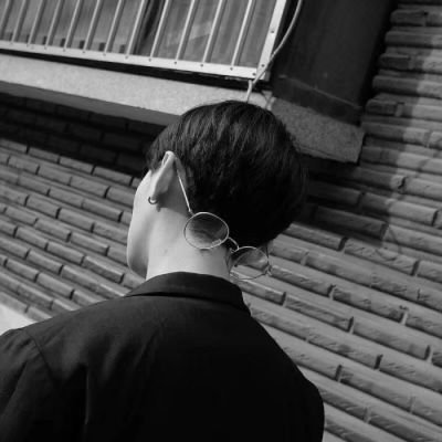 A handsome and melancholic boy with a back profile and a mature personality, as if nothing had happened, turned out to be the best revenge