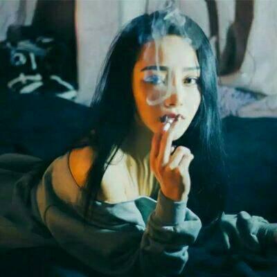 Super domineering smoking girl QQ avatar, sad, nameless, and jealous eating the most sour