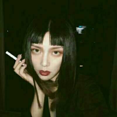 Super domineering smoking girl QQ avatar, sad, nameless, and jealous eating the most sour