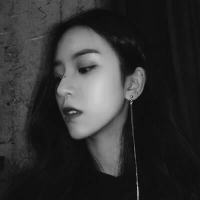 Decadent black and white sad QQ avatar, melancholic girl burdened with disappointment, wasting time and energy