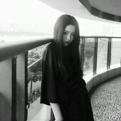 Decadent black and white sad QQ avatar, melancholic girl burdened with disappointment, wasting time and energy