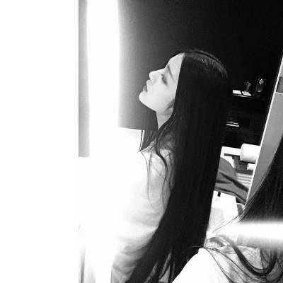 Decadent black and white sad QQ avatar, melancholic girl burdened with disappointment, wasting time and energy