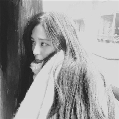 QQ beautiful girl with black and white avatar, melancholic and abandoned casually, why not keep it in mind