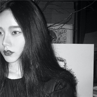 QQ beautiful girl with black and white avatar, melancholic and abandoned casually, why not keep it in mind