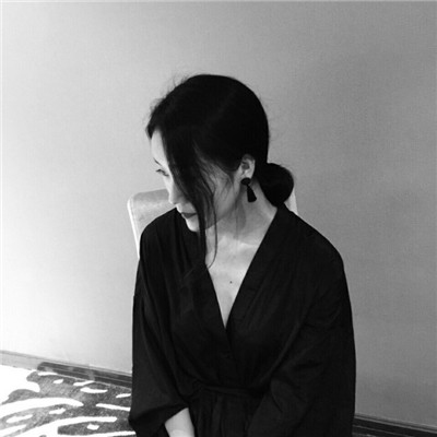 QQ beautiful girl with black and white avatar, melancholic and abandoned casually, why not keep it in mind