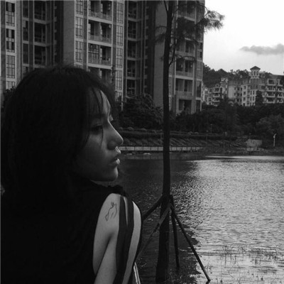 QQ beautiful girl with black and white avatar, melancholic and abandoned casually, why not keep it in mind