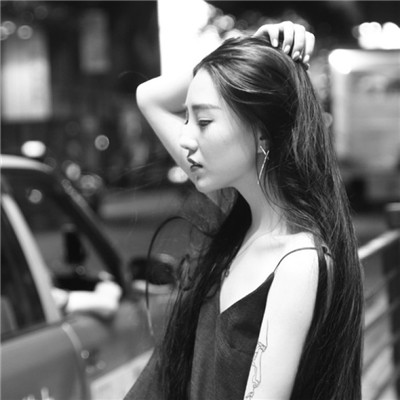 QQ's melancholic black and white avatar, you seem to understand after stumbling and falling, feeling lonely