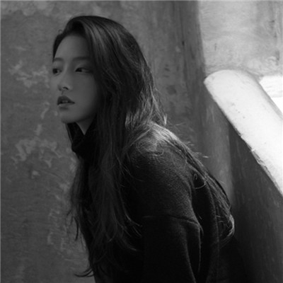 QQ's melancholic black and white avatar, you seem to understand after stumbling and falling, feeling lonely