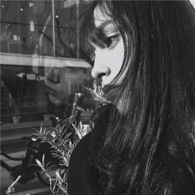 QQ's melancholic black and white avatar, you seem to understand after stumbling and falling, feeling lonely