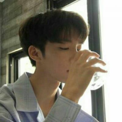 2021 handsome guy's personality profile picture is a bit sad and a bit lonely, loving you. The remaining two lines are all nonsense