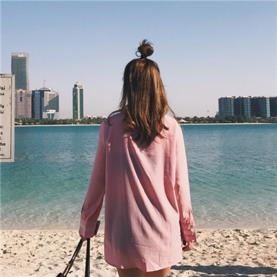 Girl's long hair draped over shoulder portrait 2021, beautiful back view by the seaside picture, wife is always more important than face