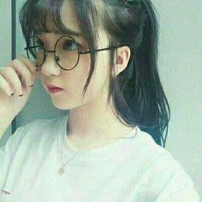 Korean girls wearing glasses have cute and cute avatars, and early love will not affect their studies