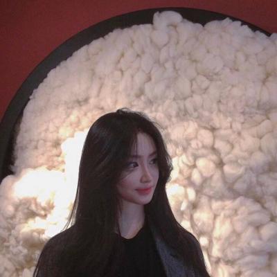 A unique and beautiful girl's profile picture with good symbolism. The lucky girl YY's profile picture for the 2021 Peach Blossom move