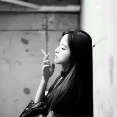 2021 QQ avatar of a girl with a domineering and melancholic smoking image, accepting growth, accepting all unhappiness and parting ways