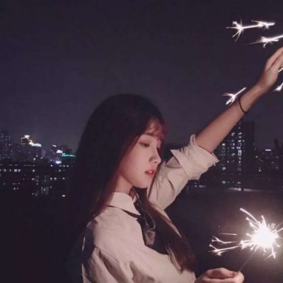 The hottest WeChat avatar in 2021, female high-definition and beautiful, living in a hundred foot tall building, wanting to pick stars but unable to do so