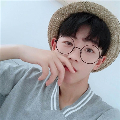 Tiktok's most popular male figure, handsome, wearing glasses, is your figure everywhere you look and think