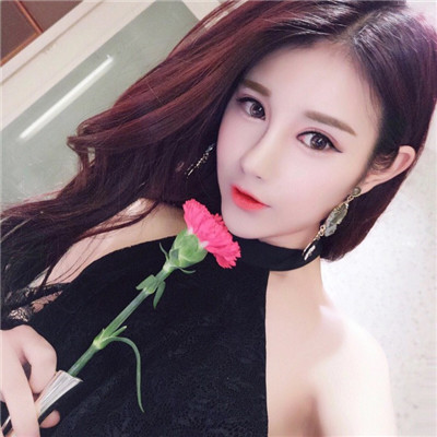 2021 Beautiful and Fresh Girl Holding Flower Avatar - The Darkest Night Can See the Most Beautiful Stars