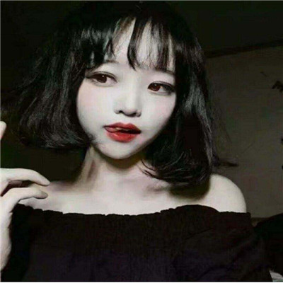 QQ girl avatar with pathological, bloody, dark and unique personality traits