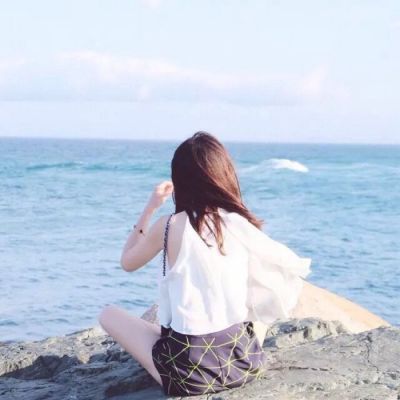 Blue ocean, beautiful girl's silhouette, profile picture with artistic mood, sad silhouette, profile picture by the seaside
