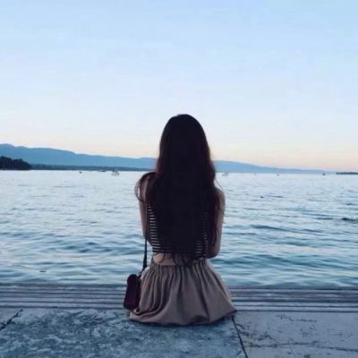 Blue ocean, beautiful girl's silhouette, profile picture with artistic mood, sad silhouette, profile picture by the seaside