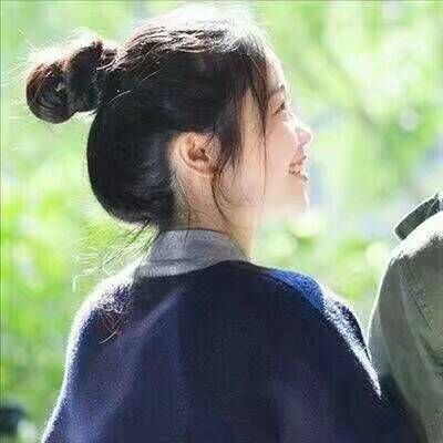 Fresh, beautiful, and happy couple's WeChat avatar. When a man and a woman miss you, they habitually daydream