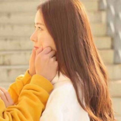 Fresh, beautiful, and happy couple's WeChat avatar. When a man and a woman miss you, they habitually daydream