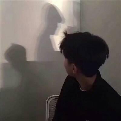 WeChat avatar of a man with a deep and unfamiliar silhouette of a lonely male figure