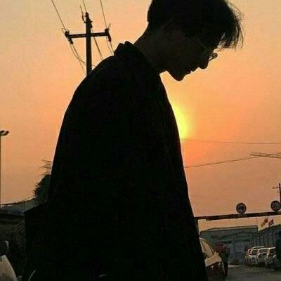 WeChat avatar of a man with a deep and unfamiliar silhouette of a lonely male figure