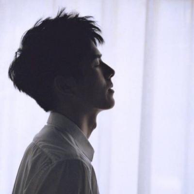 WeChat avatar of a man with a deep and unfamiliar silhouette of a lonely male figure